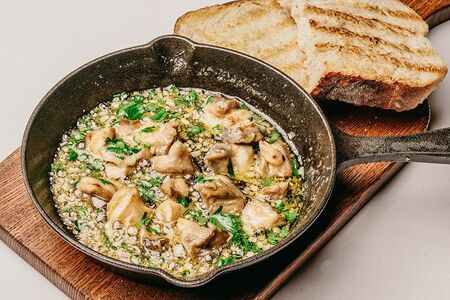 Рапан с чесноком и петрушкой