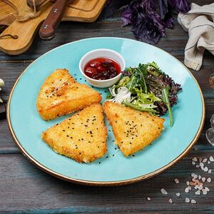 Жареный сулугуни с кизиловым вареньем