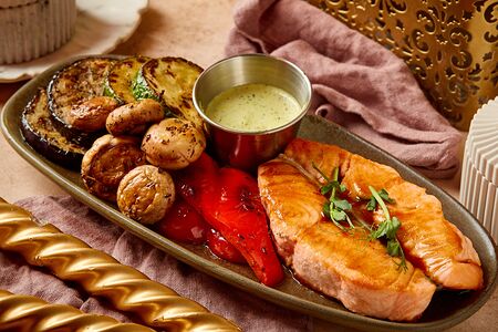 Стейк из лосося на гриле с овощами гриль и соусом тартар