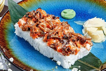 Обоженный ролл с древесными грибами и терияки