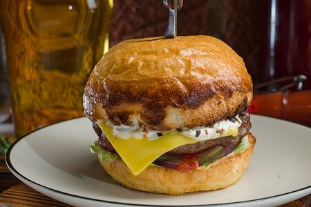 Бургер острый со сливочным соусом