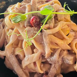 Паста с уткой и вишней