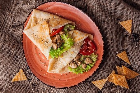 Блинчики с курицей и соусом песто