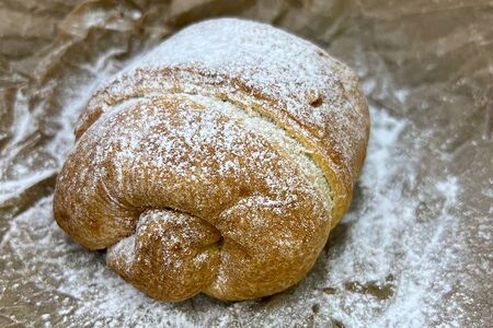 Булочка с вишней