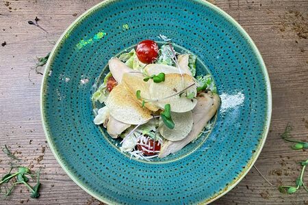 Салат Цезарь с куриной грудкой и домашними картофельными чипсами