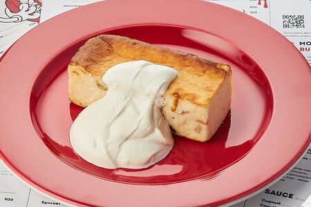 Творожная запеканка с бананом и сметаной