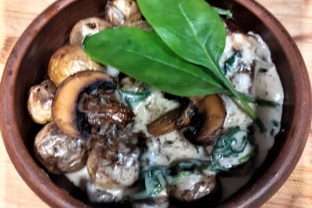 Картошечка беби со сливочными грибочками и шпинатом