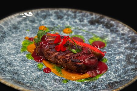 Утиная грудка с винной грушей