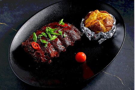 Томленые свиные ребрышки гриль и картофель, запеченный со сливками и беконом