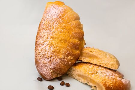 Булочка с яблоком и хрустящей посыпкой