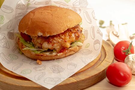 Бургер с котлетой из куриного филе