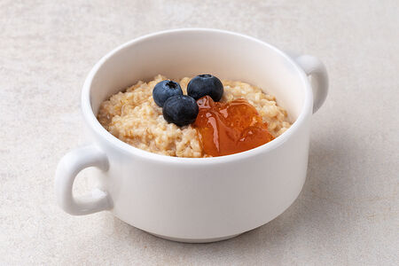 Каша овсяная с ягодами