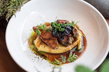 Цесарка со сморчками