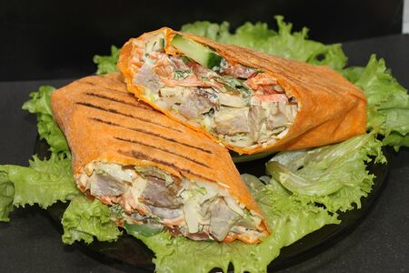 Шаурма с курицей в сырном лаваше (мини)