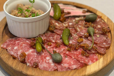 Плато мясных деликатесов