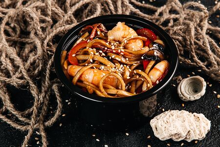 Яичная лапша с тигровыми креветками в сливочном соусе