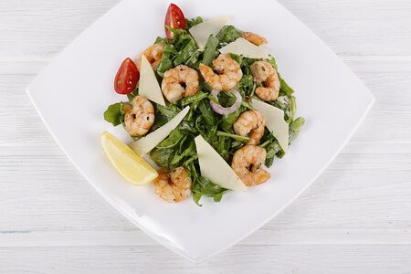 Салат с рукколой и креветками