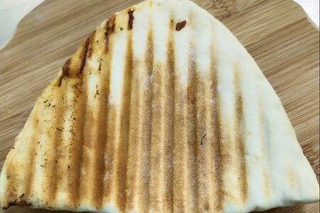 Грилата творог с зеленью