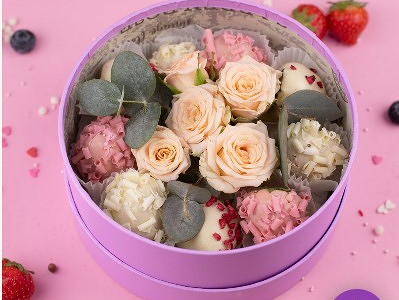 Клубника в белом бельгийском шоколаде с цветами в шляпной коробке