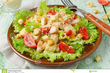 Салат Цезарь с курицей