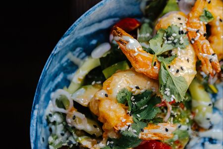 Салат креветки темпура