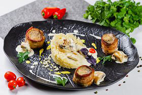 Медальоны из cвинoй вырезки в беконе на гриле