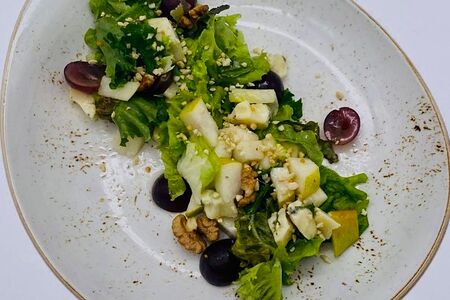 Салат с грушей и сыром дорблю