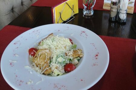 Салат Цезарь с курицей