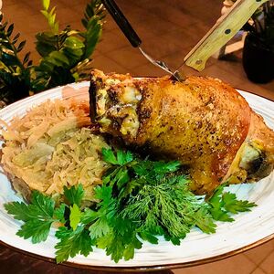 Свиная рулька с тушеной капустой