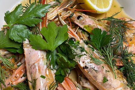 Лангустины, обжаренные с чесноком и зеленью