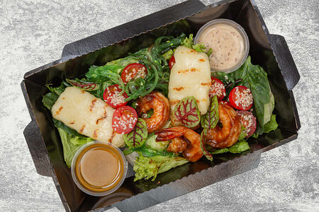 Салат с тигровыми креветками и сыром Халуми