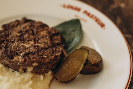 Котлета из говядины с моцареллой и беконом