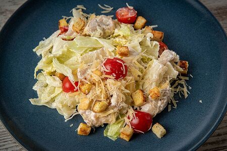 Салат цезарь с курицей