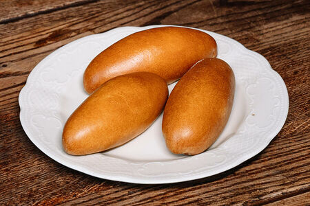 Пирожок с солёными огурцами