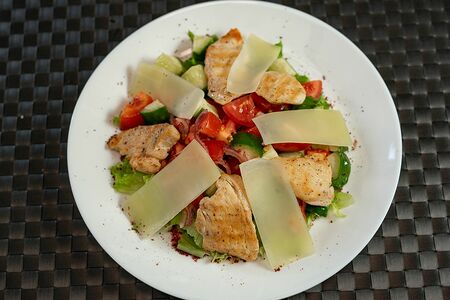 Салат с теплой курицей и свежими овощами