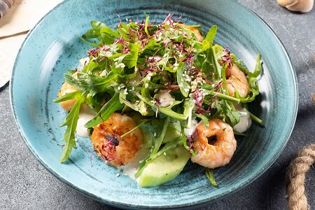 Салат с креветками и авокадо