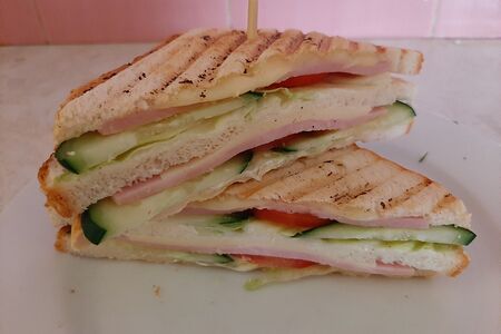 Сэндвичи с ветчиной и сыром на тостовом хлебе