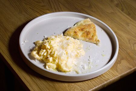 Скрэмбл с пармезаном и фокаччей