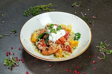 Салат с томатами, грейпфрутом, киноа и сыром страчателла