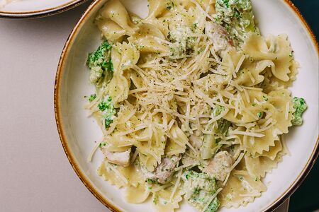 Паста с курицей и брокколи