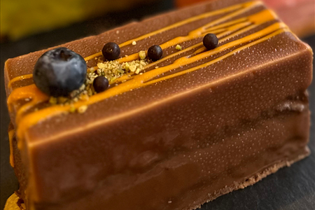 Пирожное манго-маракуйя-молочный шоколад