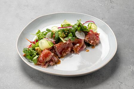 Салат с тунцом и соусом из ферментированных бобов