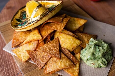 Печеные начос с двумя соусами