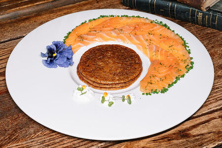 Сёмга малосольная со ржаными блинами