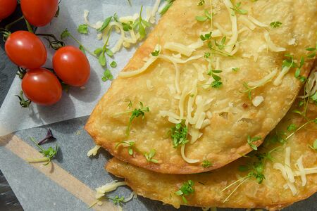 Чебурек с гаудой и брынзой, мизуной и томатом