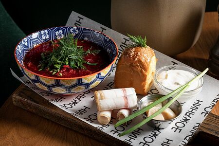 Борщ с пампушкой и салом