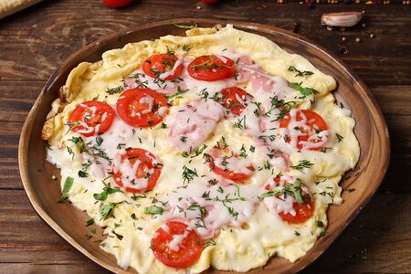 Омлет с ветчиной, сыром и помидорами