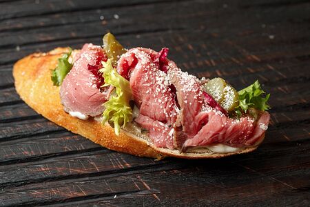 Брускетта с ростбифом