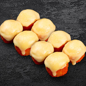 Ролл запеченный с лососем под моцареллой