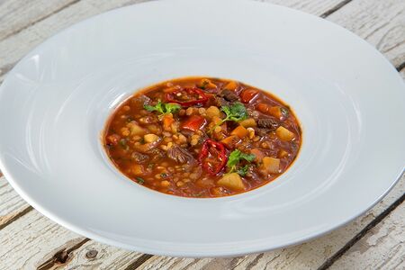 Восточный мясной суп с томатами и чечевицей